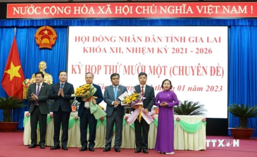 Hội đồng nhân dân tỉnh Gia Lai chúc mừng 2 Phó chủ tịch mới của tỉnh Gia Lai. Ảnh: TTXVN phát