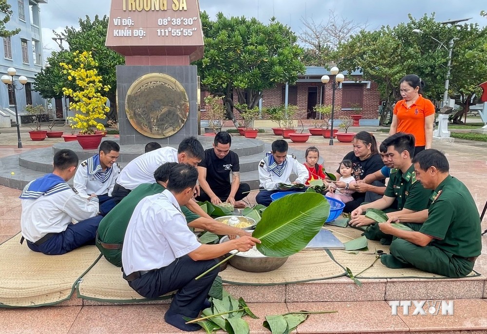 Quân và dân đảo Trường Sa cùng gói bánh chưng đón Tết Quý Mão 2023. Ảnh: Nguyễn Cúc-TTXVN