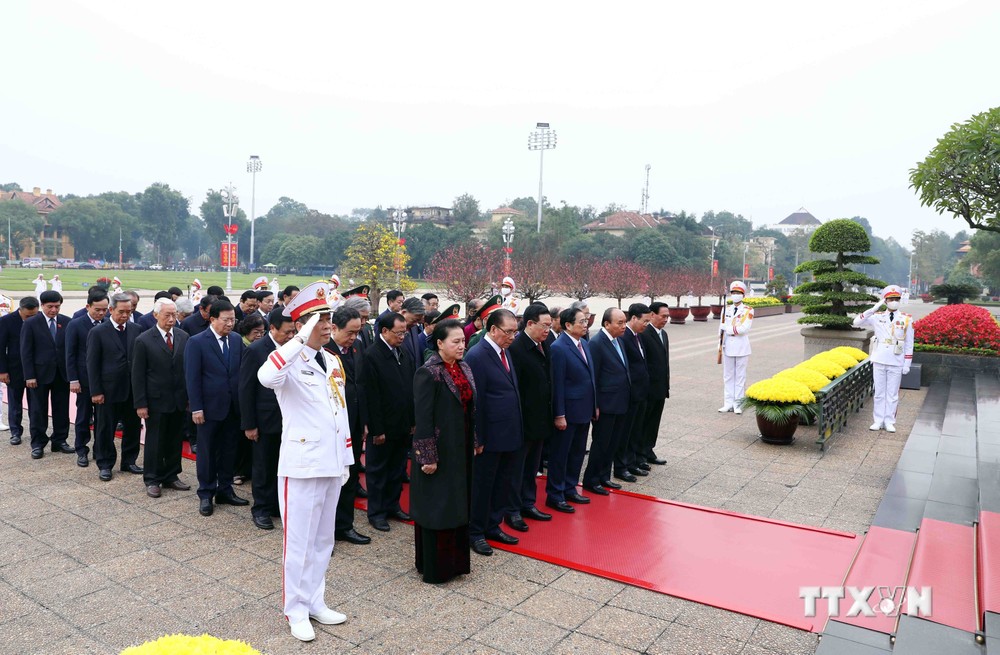 Các đồng chí lãnh đạo, nguyên lãnh đạo Đảng, Nhà nước và Mặt trận Tổ quốc Việt Nam thành kính tưởng nhớ Chủ tịch Hồ Chí Minh. Ảnh: Phạm Kiên – TTXVN