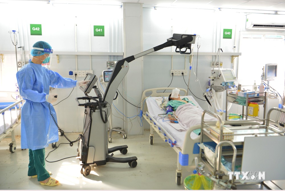 Diễn tập tình huống điều trị hồi sức cho các ca bệnh COVID-19 nặng tại Bệnh viện Dã chiến số 13 (Thành phố Hồ Chí Minh). Ảnh: Đinh Hằng - TTXVN