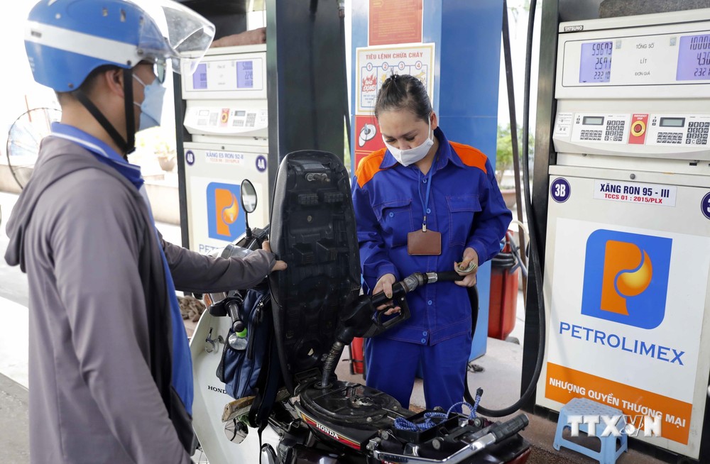 Mua, bán xăng tại một điểm kinh doanh xăng, dầu của Petrolimex ở Hà Nội. Ảnh: Trần Việt - TTXVN