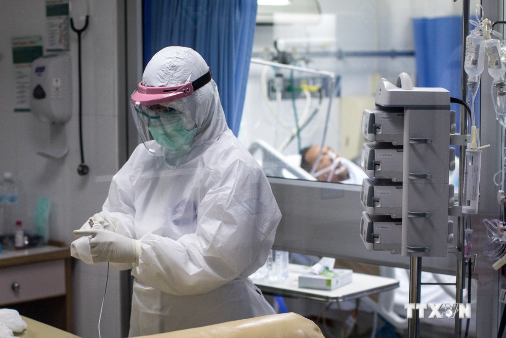 Nhân viên y tế điều trị cho bệnh nhân COVID-19 tại bệnh viện ở Bangkok, Thái Lan. Ảnh: AFP/ TTXVN