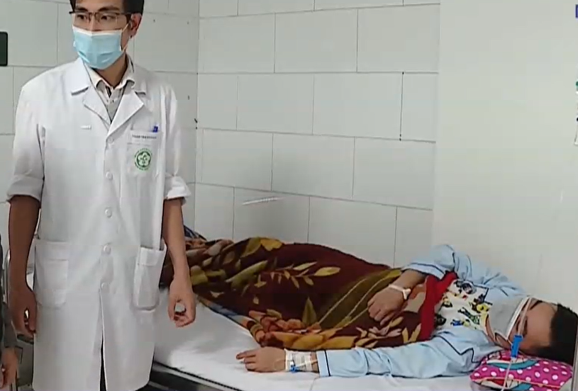 Bệnh nhân bị ngộ độc thực phẩm được điều trị tại Trung tâm Chống độc, Bệnh viện Bạch Mai (Hà Nội). Ảnh cắt từ clip của Trung tâm Truyền hình Thông tấn (Vnews)