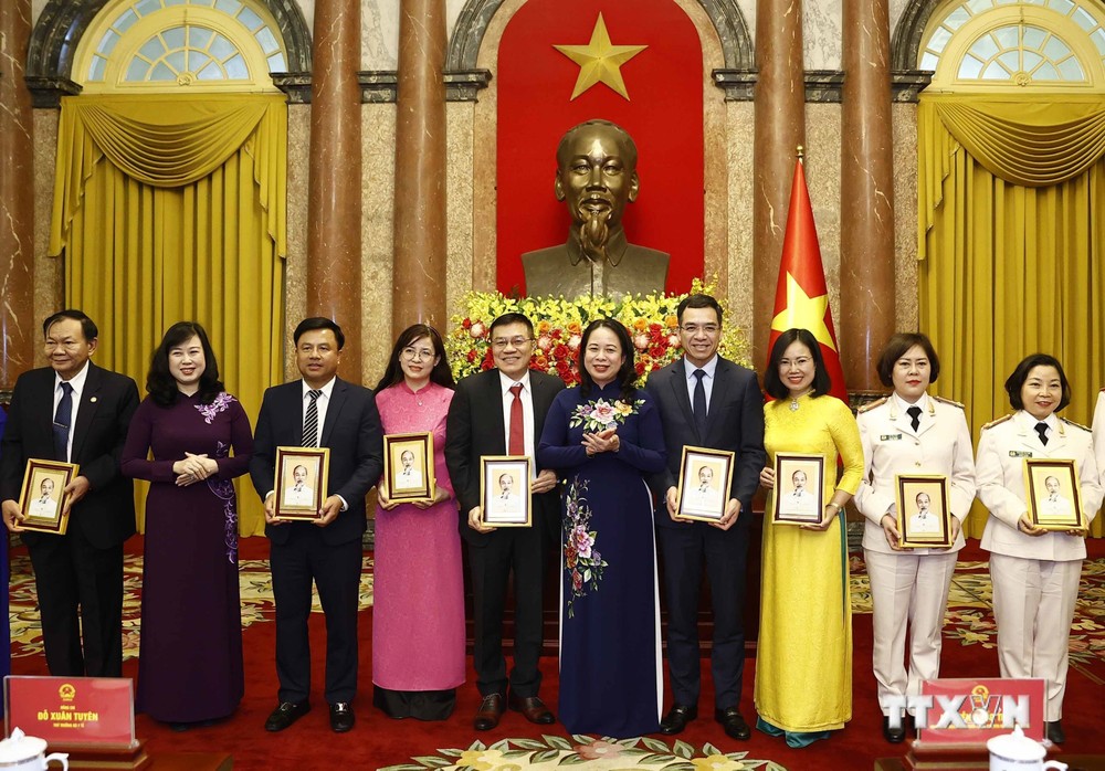 Quyền Chủ tịch nước Võ Thị Ánh Xuân tặng chân dung Chủ tịch Hồ Chí Minh cho các thầy thuốc, cán bộ y tế tiêu biểu toàn quốc. Ảnh: Thống Nhất – TTXVN