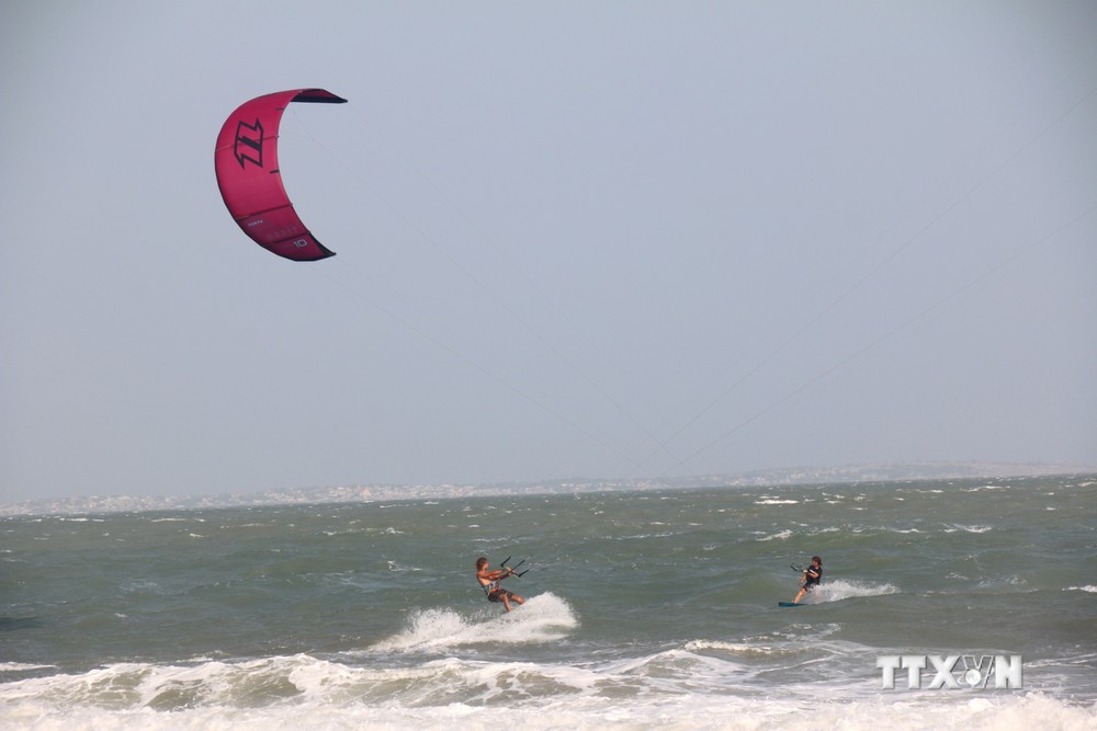 Biển Mũi Né luôn luôn có gió mạnh và những con sóng lớn phù hợp với các môn thể thao mạo hiểm trên biển, đặc biệt là lướt ván diều. Ảnh: Nguyễn Thanh - TTXVN