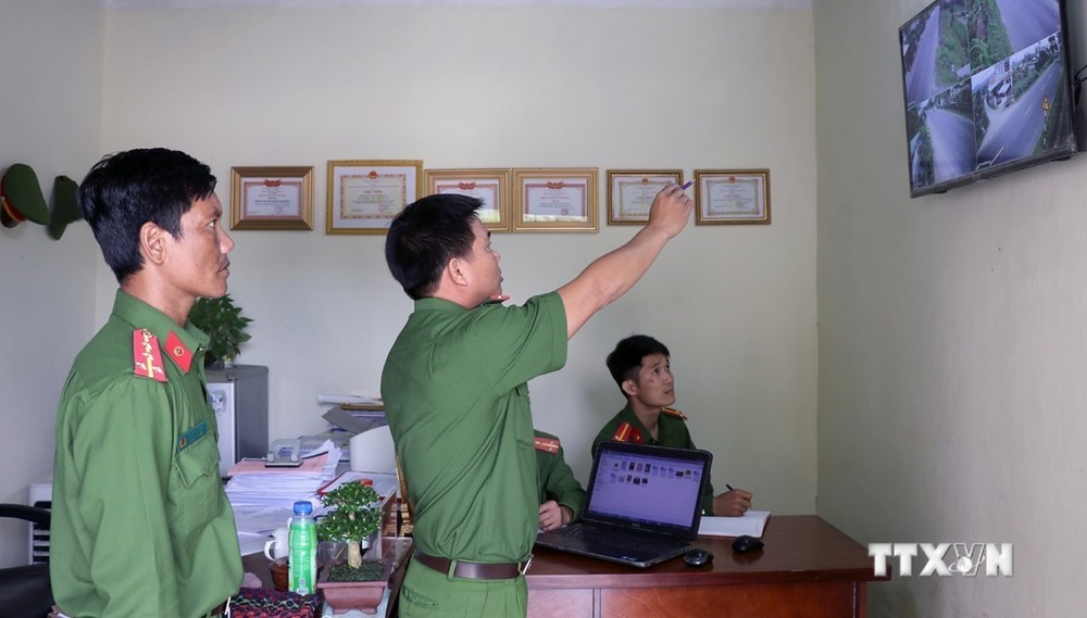 Cán bộ, chiến sĩ công an xã Xuân Quang 3 nắm bắt tình hình an ninh trật tự qua hệ thống camera an ninh. Ảnh: Xuân Triệu – TTXVN