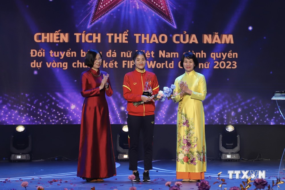 Tổng Giám đốc Thông tấn xã Việt Nam Vũ Việt Trang (áo dài đỏ) trao giải “Chiến tích thể thao của năm”. Ảnh: Hồng Giang - TTXVN