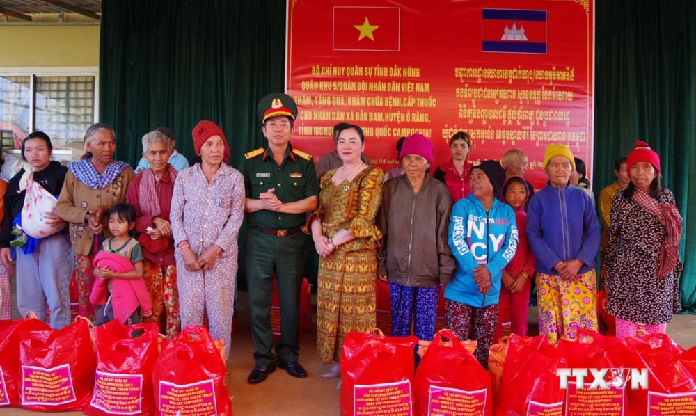 Bộ Chỉ huy Quân sự tỉnh Đắk Nông trao 300 suất quà cho các hộ nghèo xã Đắk Đam (huyện Ô răng, tỉnh Mondulkiri, Campuchia). Ảnh: TTXVN phát