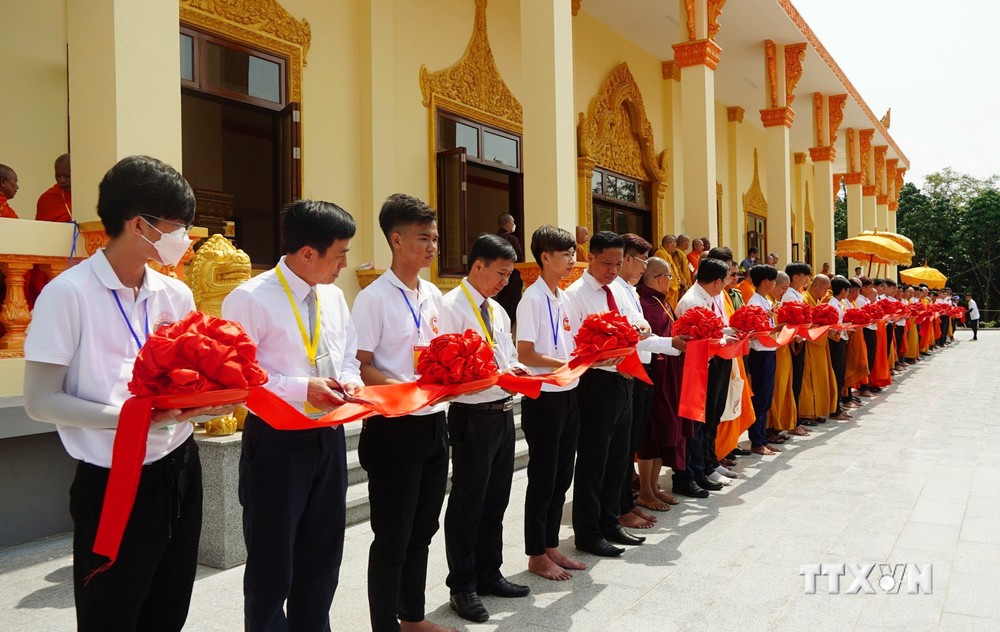 Lễ cắt băng khánh thành Trai đường, Học viện Phật học Nam tông Khmer. Ảnh: Thu Hiền - TTXVN