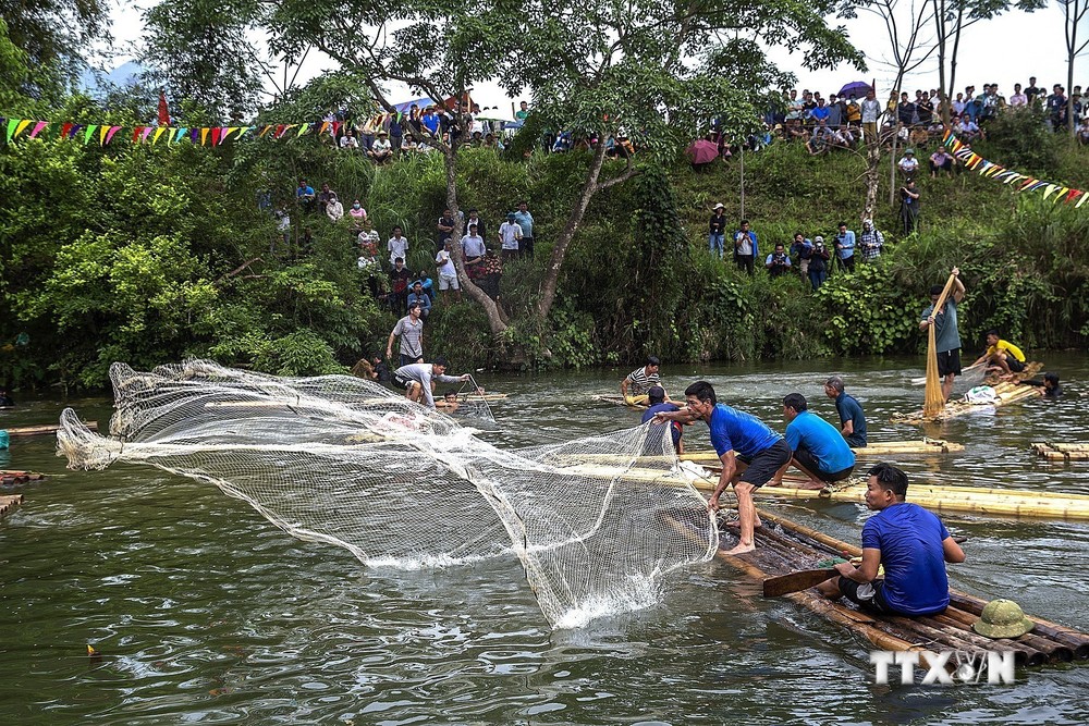 Độc đáo Lễ hội đánh bắt cá suối của người Mường ở vùng cao Hòa Bình