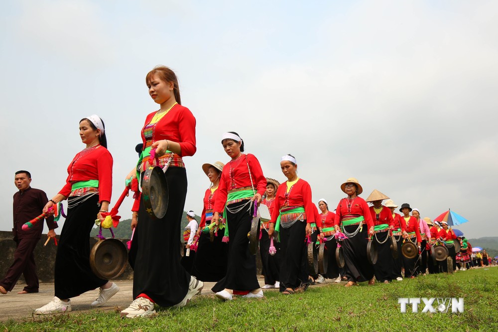 Đồng bào dân tộc Mường ở huyện Nho Quan, tỉnh Ninh Bình biểu diễn dân ca, dân vũ, dân nhạc. Ảnh: Thùy Dung - TTXVN