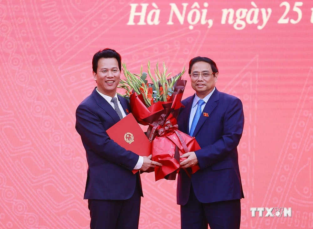 Thủ tướng Phạm Minh Chính chúc mừng Bộ trưởng Bộ Tài nguyên và Môi trường Đặng Quốc Khánh. Ảnh: Dương Giang-TTXVN