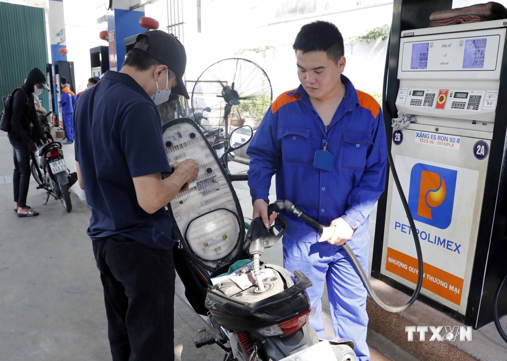 Mua bán xăng, dầu tại một cửa hàng kinh doanh xăng dầu trên địa bàn Hà Nội. Ảnh: Trần Việt - TTXVN