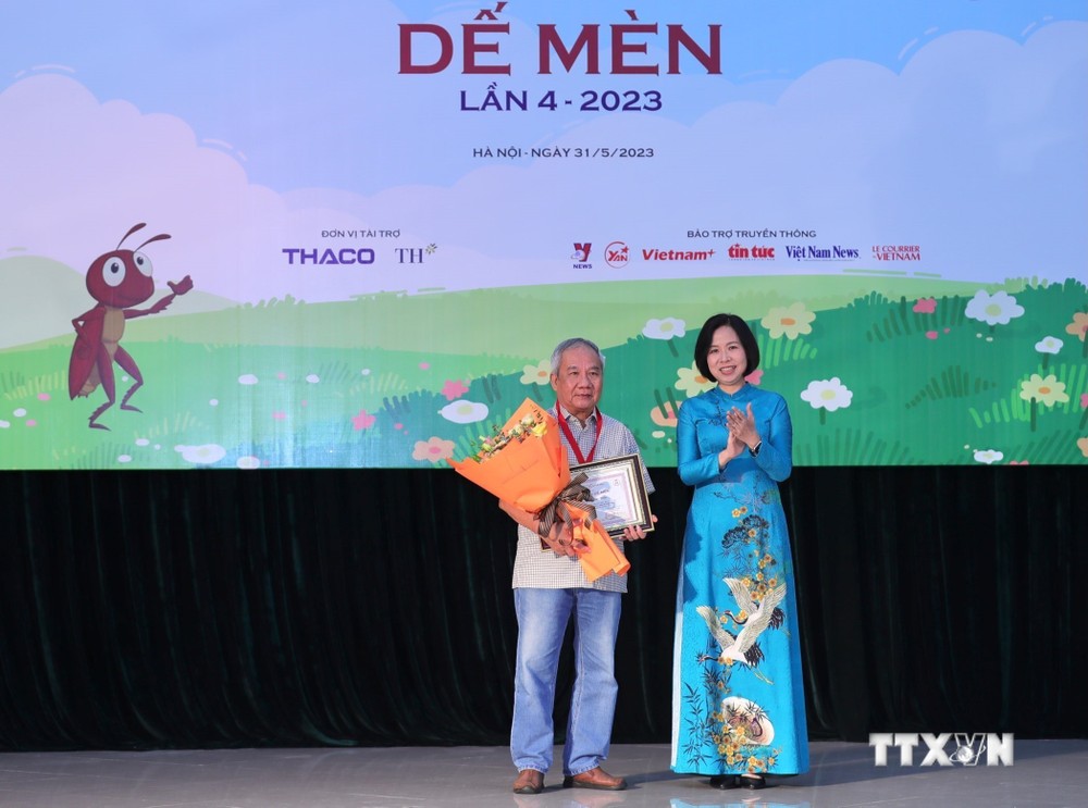 Tổng Giám đốc TTXVN Vũ Việt Trang trao Giải thưởng lớn “Hiệp sĩ Dế mèn” và chứng nhận cho nhà văn Trần Đức Tiến với truyện dài “A lô! Cậu đấy à”. Ảnh: Hoàng Hiếu - TTXVN