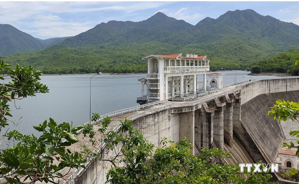 Nhiều công trình thủy lợi tại Ninh Thuận có nguy cơ không đảm bảo nước tưới phục vụ sản suất vụ Hè Thu 2023. Trong ảnh: Lượng nước tại hồ Tân Giang ở huyện Thuận Nam hiện chỉ đảm bảo nước tưới cho vùng hạ du gần hồ chứa. Ảnh: Công Thử - TTXVN.