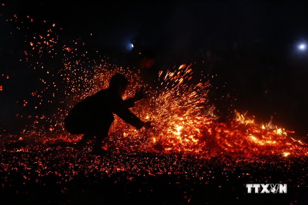 Lễ nhảy lửa của đồng bào Pà Thẻn ở huyện Lâm Bình (Tuyên Quang). Ảnh: Nam Sương - TTXVN