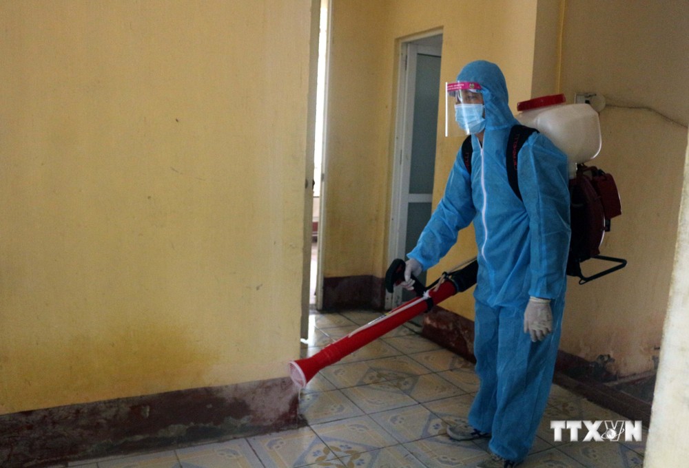 Phun hóa chất diệt muỗi tại phường Quang Trung, thành phố Phủ Lý, Hà Nam. Ảnh: Nguyễn Chinh - TTXVN