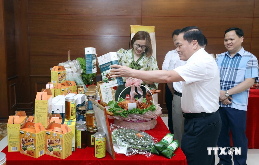 Chủ tịch UBND tỉnh Lạng Sơn Hồ Tiến Thiệu tham quan Khu trưng bày sản phẩm OCOP tại Hội nghị. Ảnh: Anh Tuấn – TTXVN