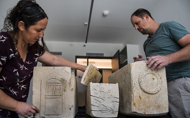 Israel phát hiện hang chôn cất những chiếc quan tài 1.850 năm tuổi