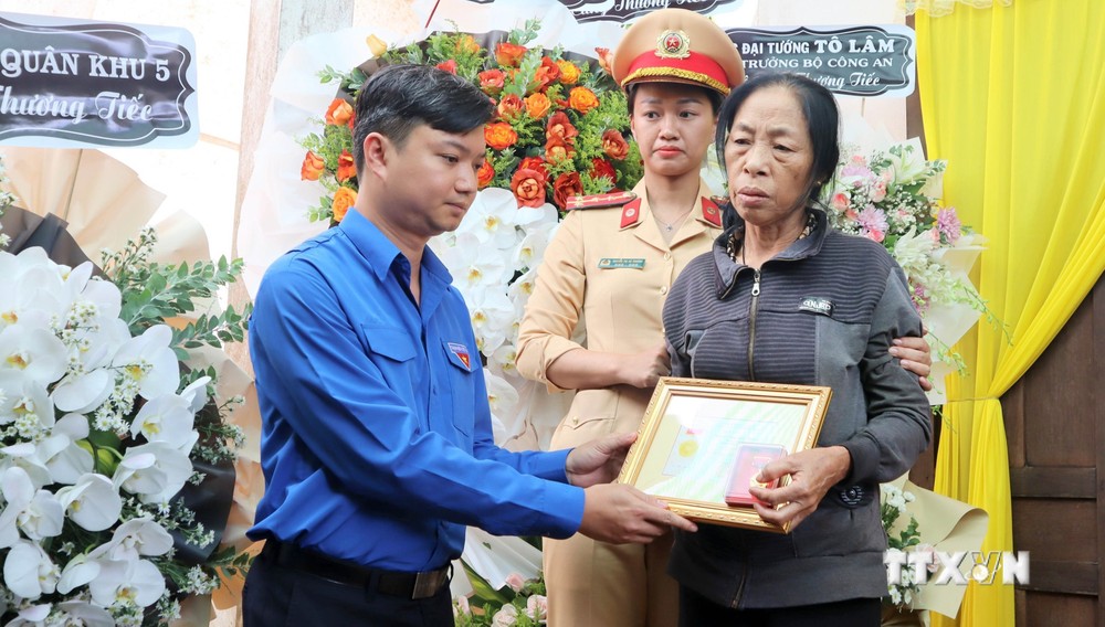 Trung ương Đoàn truy tặng Huy hiệu “Tuổi trẻ dũng cảm” cho liệt sĩ, Thiếu tá Trần Quốc Thắng đến gia đình chiến sĩ. Ảnh: Hoài Thu - TTXVN