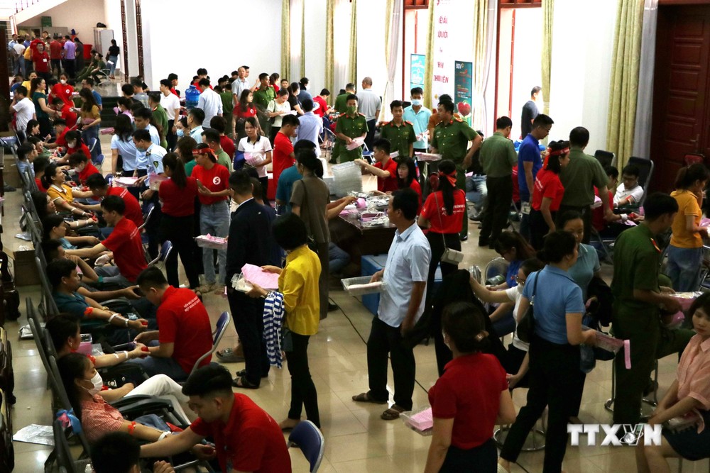 Rất đông người tham gia ngày hội hiến máu tình nguyện ở Lai Châu. Ảnh: Nguyễn Oanh- TTXVN