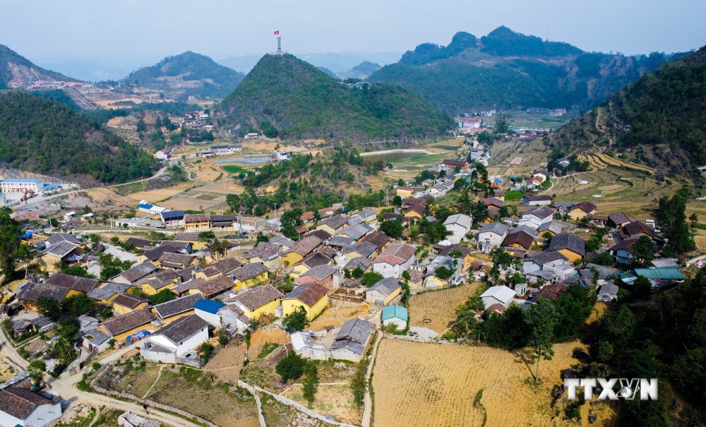 Chính sách chi trả dịch vụ môi trường rừng phần nào đã giúp bộ mặt nông thôn xã Lũng Cú, huyện Đồng Văn, tỉnh Hà Giang có nhiều thay đổi. Ảnh: Nam Thái - TTXVN