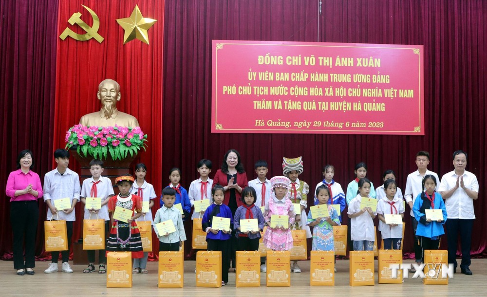 Phó Chủ tịch nước Võ Thị Ánh Xuân tặng quà cho trẻ em huyện Hà Quảng. Ảnh: Văn Đạt-TTXVN
