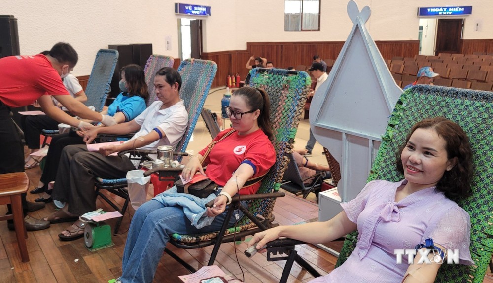 Ngày hội hiến máu tình nguyện thu hút khoảng 1.000 người tham gia. Ảnh: Hoài Nam - TTXVN