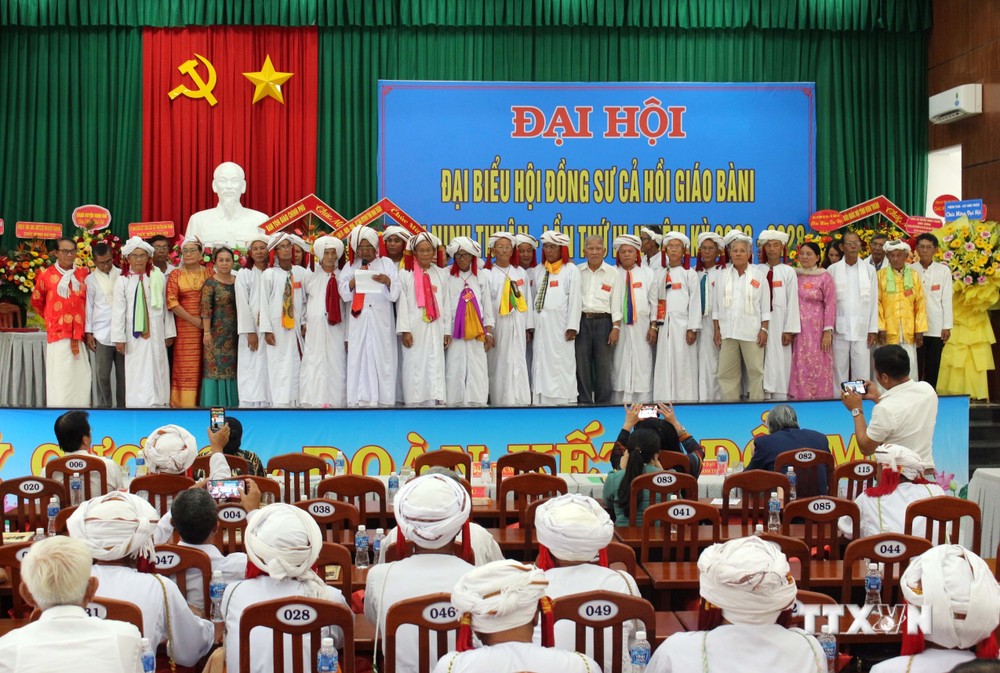 Hội đồng Sư cả Hồi giáo Bàni tỉnh Ninh Thuận nhiệm kỳ 2023 – 2028 ra mắt đại hội. Ảnh: Công Thử - TTXVN