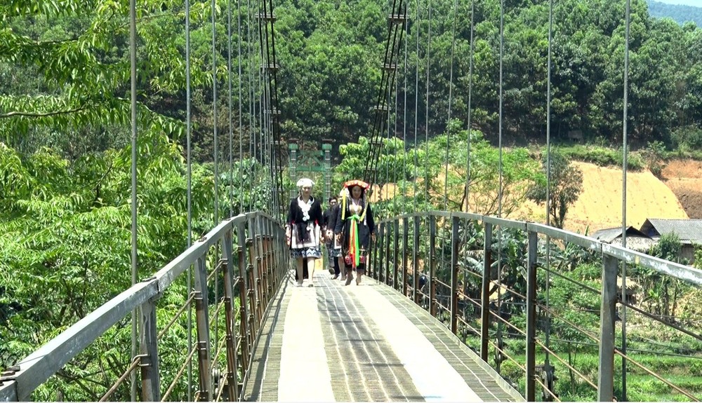 Cầu treo Vàng On, thôn Vàng On, xã Trung Minh, huyện Yên Sơn, tỉnh Tuyên Quang được đầu tư xây dựng giúp người dân đi lại, giao thương thuận lợi. Ảnh: Quang Cường