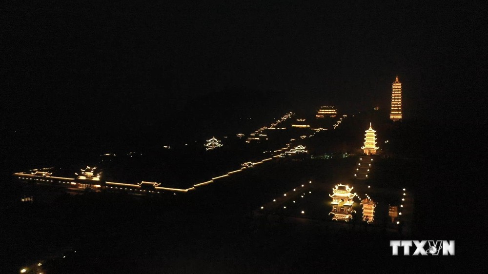 Để du khách có thêm những trải nghiệm mới, tour khám phá chùa Bái Đính (tỉnh Ninh Bình) về đêm đã chính thức được đưa vào khai thác từ cuối năm 2016. Ảnh: Hải Yến-TTXVN