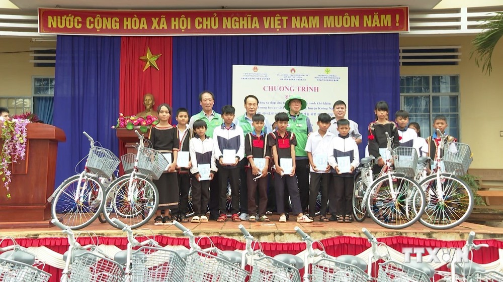 Ban tổ chức trao tặng 80 xe đạp (trị giá trên 1,6 triệu đồng/xe), 5.000 tập vở cho 500 em và các phần quà cho các em học sinh Trường Trung học cơ sở Y Jút. Ảnh: TTXVN phát