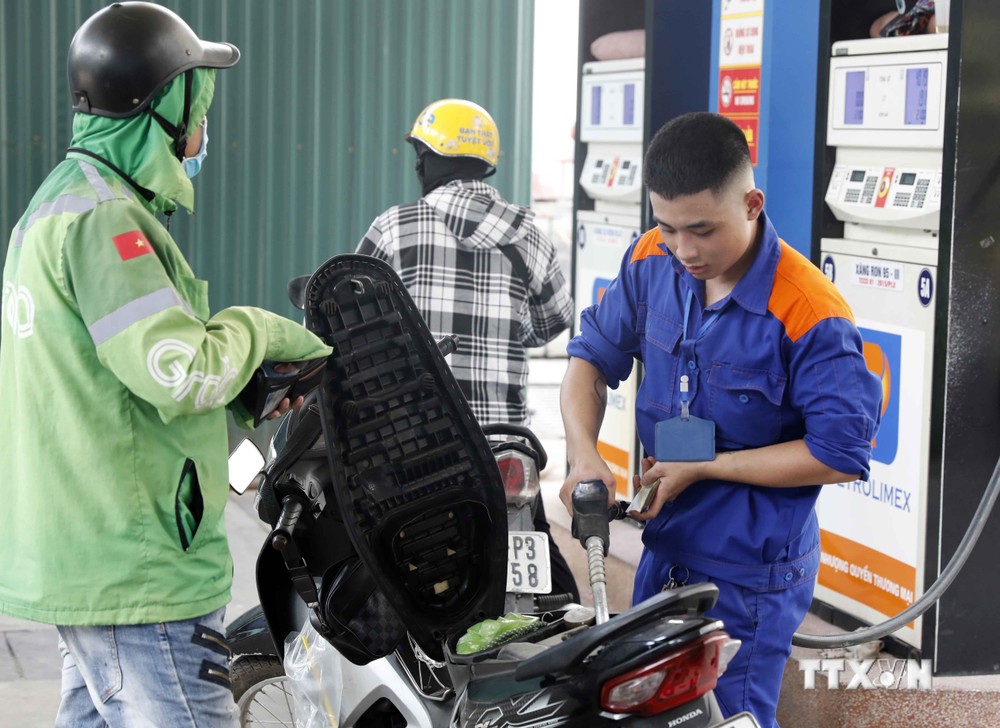 Mua bán xăng dầu tại một điểm kinh doanh xăng dầu của Petrolimex trên địa bàn Hà Nội. Ảnh: Trần Việt - TTXVN