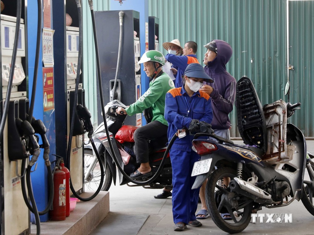 Mua bán xăng dầu tại một điểm kinh doanh xăng dầu của Petrolimex trên địa bàn Hà Nội. Ảnh: Trần Việt - TTXVN