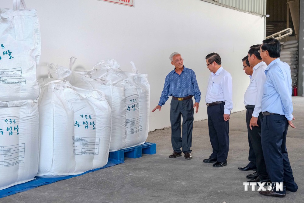 Lãnh đạo thành phố Cần Thơ tham quan nhà máy chế biến gạo xuất khẩu của Công ty Cổ phần Nông nghiệp công nghệ cao Trung An. Ảnh: Thanh Liêm - TTXVN