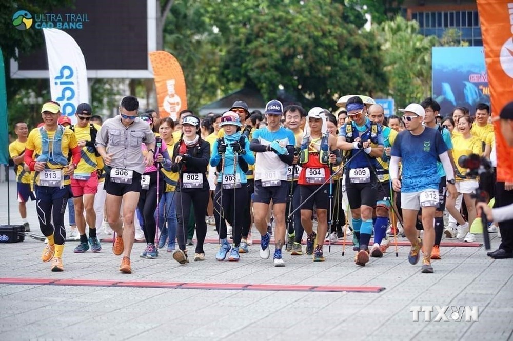 Các vận động viên tham gia Giải chạy Siêu đường mòn "Non nước Cao Bằng" 2023. Ảnh: TTXVN phát
