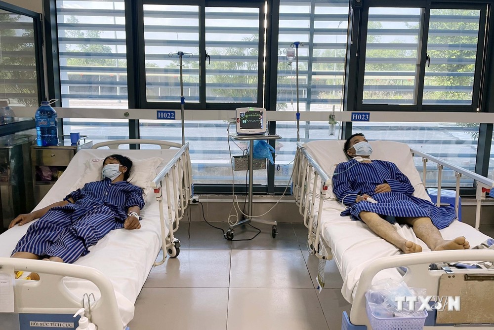 Hai bệnh nhân Lộc Thị Ch. (trái) và Hoàng Văn X. (xã Chiến Thắng, huyện Chi Lăng) điều trị tại Bệnh viện Đa khoa tỉnh Lạng Sơn. Ảnh: TTXVN phát