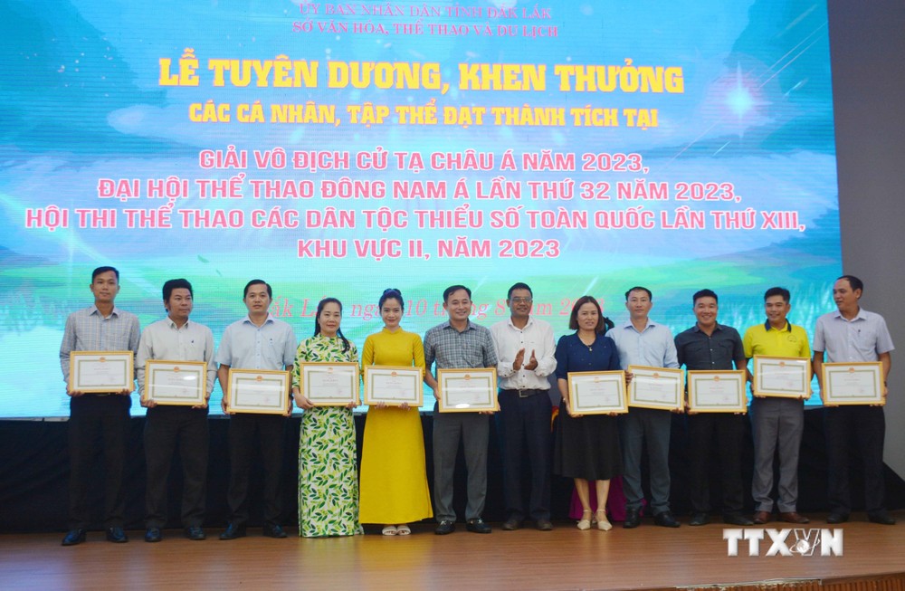 Tặng Bằng khen của Chủ tịch UBND tỉnh Đắk Lắk cho các cá nhân có thành tích xuất sắc tại Hội thi thể thao các dân tộc thiểu số toàn quốc lần thứ XIII, khu vực II năm 2023. Ảnh: Hoài Thu – TTXVN