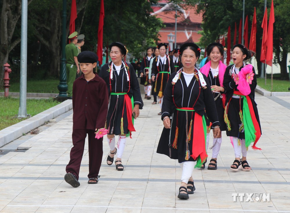 Bà con dân tộc trên địa bàn huyện Sơn Dương tới tham dự "Tết độc lập” gắn với Lễ hội Tân Trào năm 2023. Ảnh: Vũ Quang - TTXVN