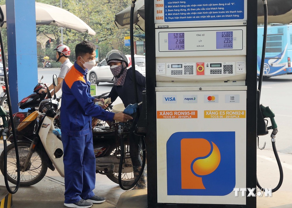 Mua bán xăng dầu tại một điểm kinh doanh xăng dầu trên địa bàn Hà Nội. Ảnh: Trần Việt - TTXVN
