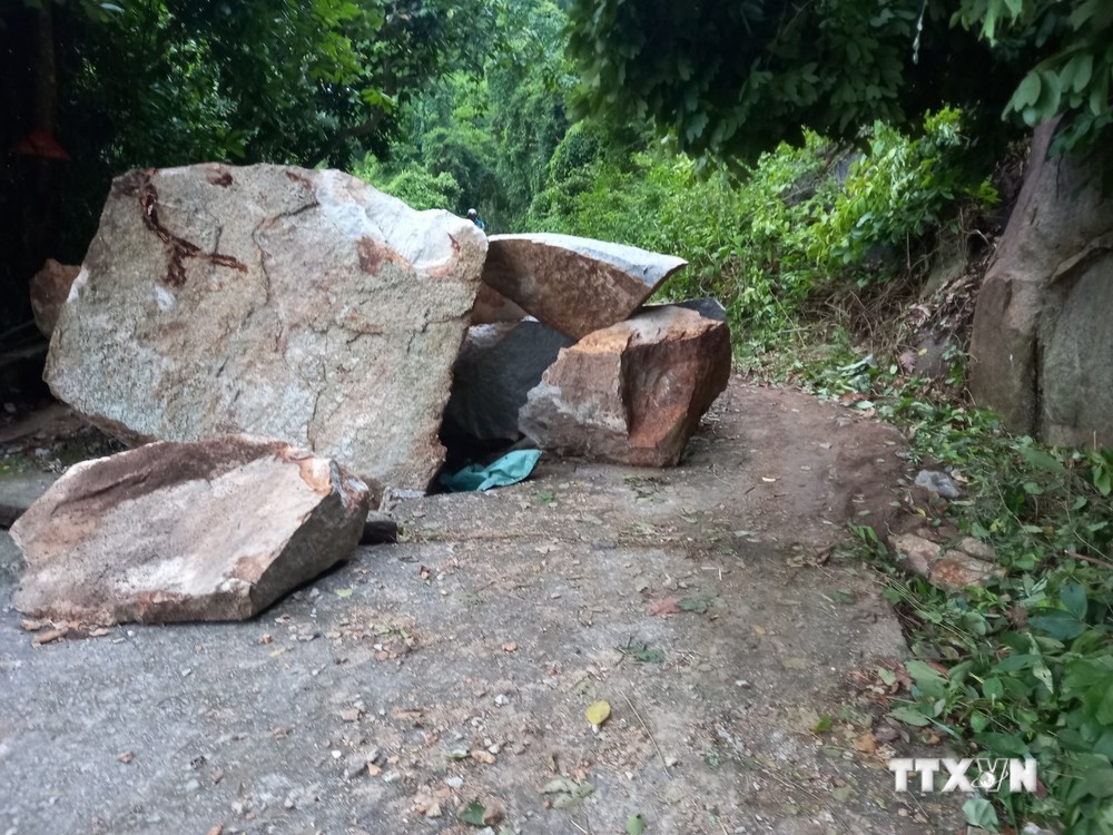 6 tảng đá nặng khoảng 20 tấn lăn xuống núi Ba Thê do ảnh hưởng bởi mưa lớn. Ảnh: TTXVN phát
