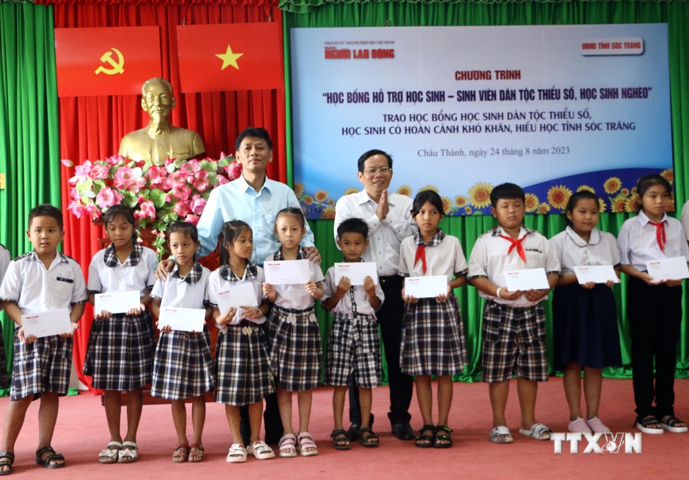 Bí thư Tỉnh ủy Sóc Trăng Lâm Văn Mẫn và đại diện Báo Người Lao động trao học bổng cho các em học sinh đồng bào dân tộc Khmer. Ảnh: Tuấn Phi - TTXVN