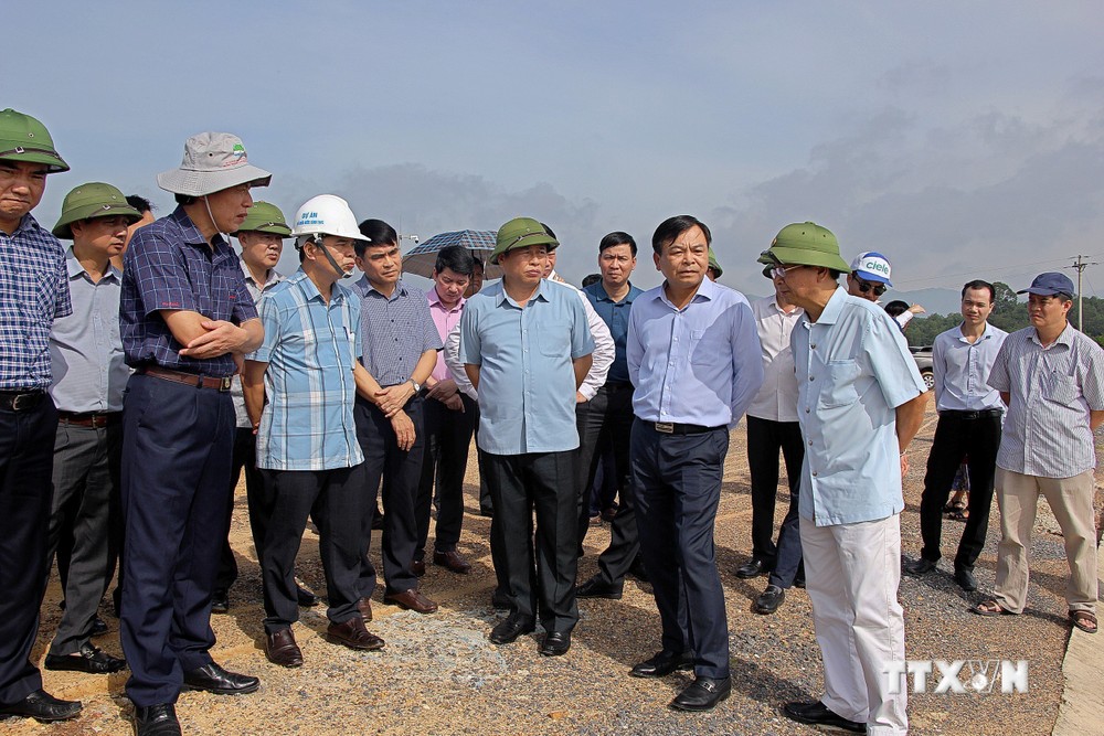 Đoàn công tác kiểm tra thực địa dự án hồ chứa nước Cánh Tạng tại huyện Lạc Sơn. Ảnh: Thanh Hải - TTXVN