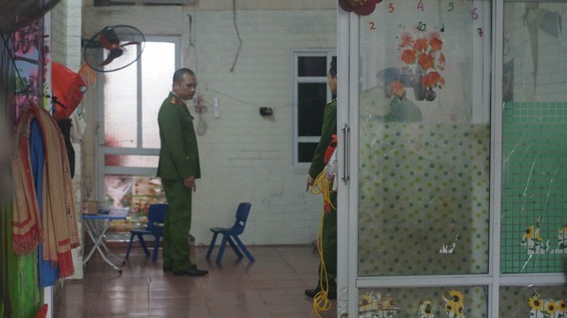 Lực lượng công an có mặt tại hiện trường trong cơ sở trông giữ trẻ trái phép. Ảnh: thanhnien.vn