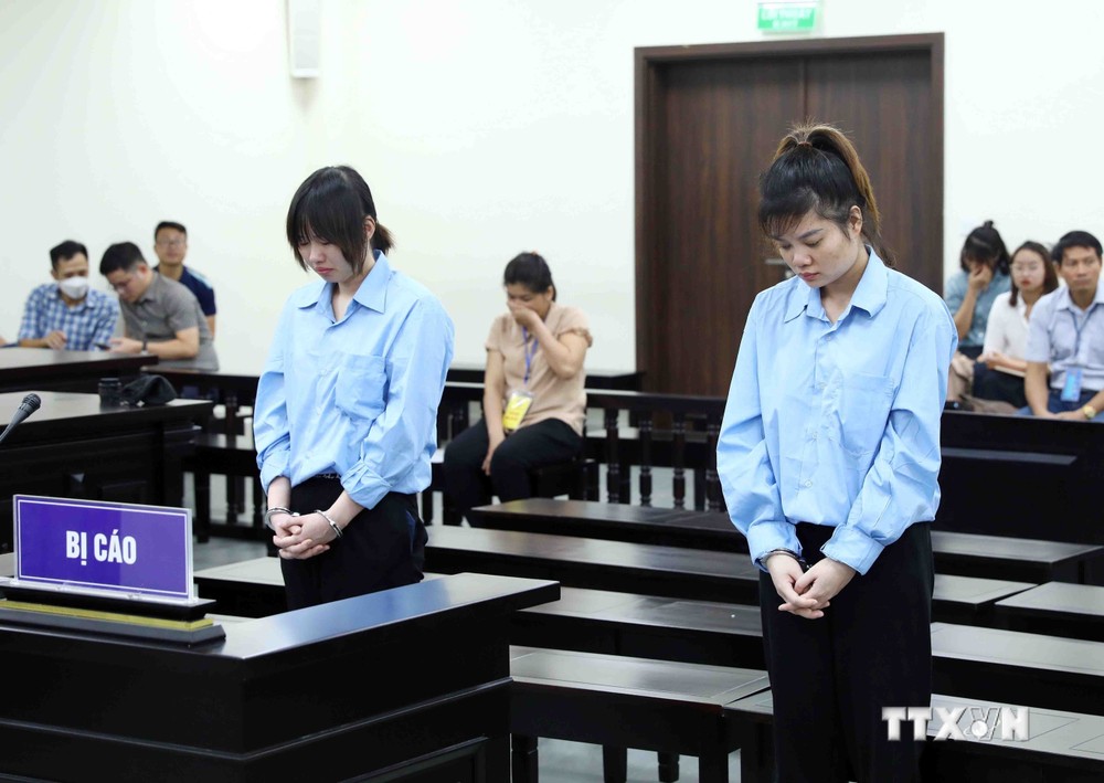 Hai bị cáo Nguyễn Thị An (phải) và Nguyễn Thị Lành tại phiên toà xét xử. Ảnh: Phạm Kiên - TTXVN