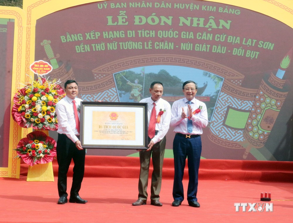 Đại diện lãnh đạo UBND xã Thanh Sơn, huyện Kim Bảng đón nhận Bằng xếp hạng Di tích 1uốc gia căn cứ địa Lạt Sơn. Ảnh: Nguyễn Chinh - TTXVN