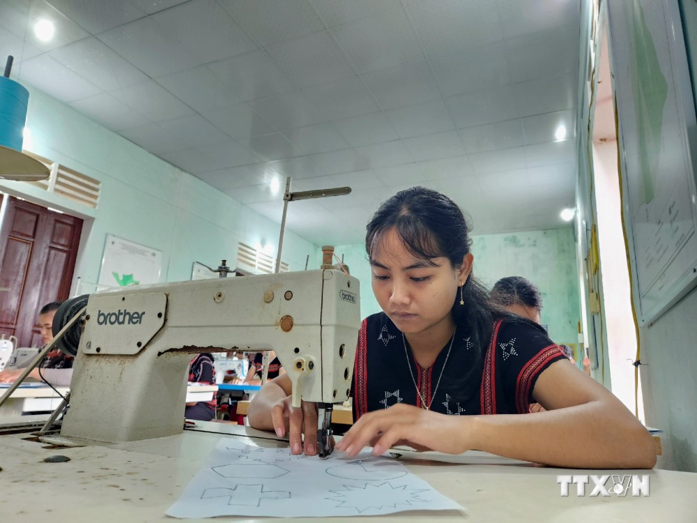 Chị em đồng bào dân tộc thiểu số thực hành may máy tại lớp học nghề do Trung tâm Giáo dục nghề nghiệp - Giáo dục thường xuyên huyện Nam Đông (Thừa Thiên - Huế) tổ chức. Ảnh: Mai Trang - TTXVN