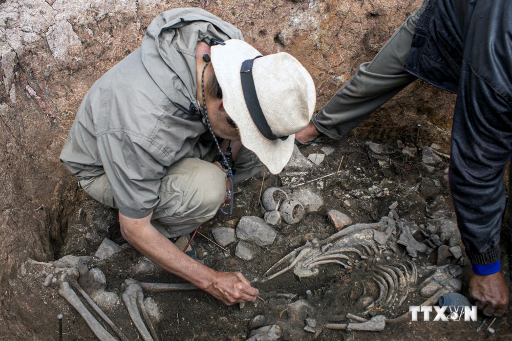 Nhà khảo cổ khai quật ngôi mộ 3000 năm tuổi tại Pacopampa ở Cajamarca, Đông Bắc Peru. Ảnh: AFP/TTXVN