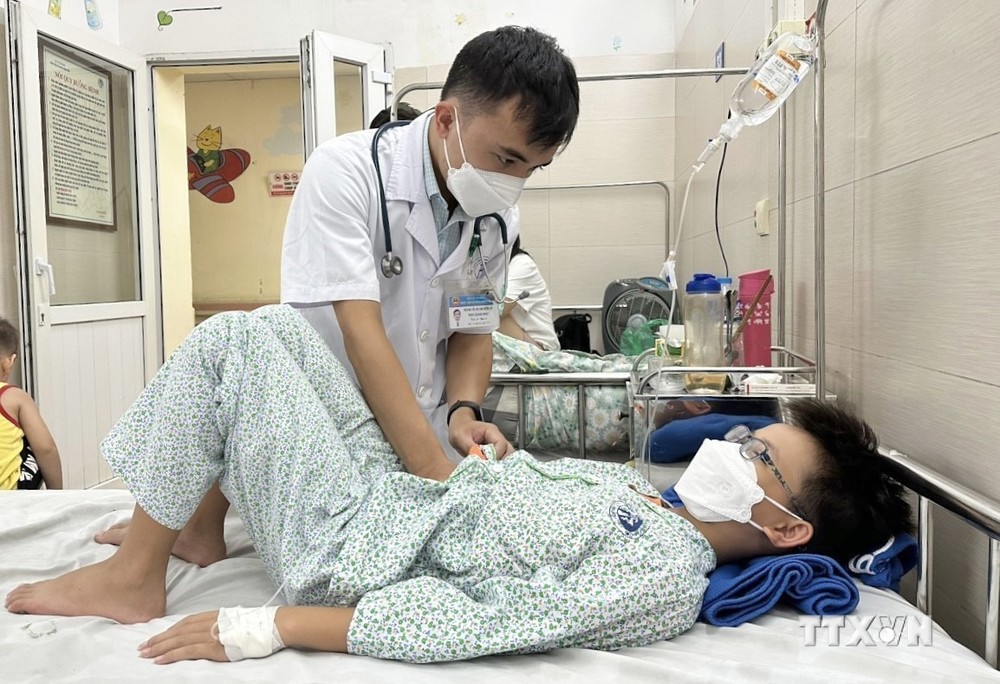 Bác sĩ thăm khám cho bệnh nhi đang điều trị sốt xuất huyết tại Bệnh viện Đa khoa Xanh Pôn (Hà Nội). Ảnh: Minh Quyết - TTXVN