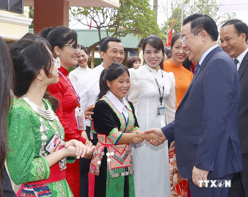 Chủ tịch Quốc hội Vương Đình Huệ với học sinh của Trường Hữu nghị T78. Ảnh: Doãn Tấn - TTXVN